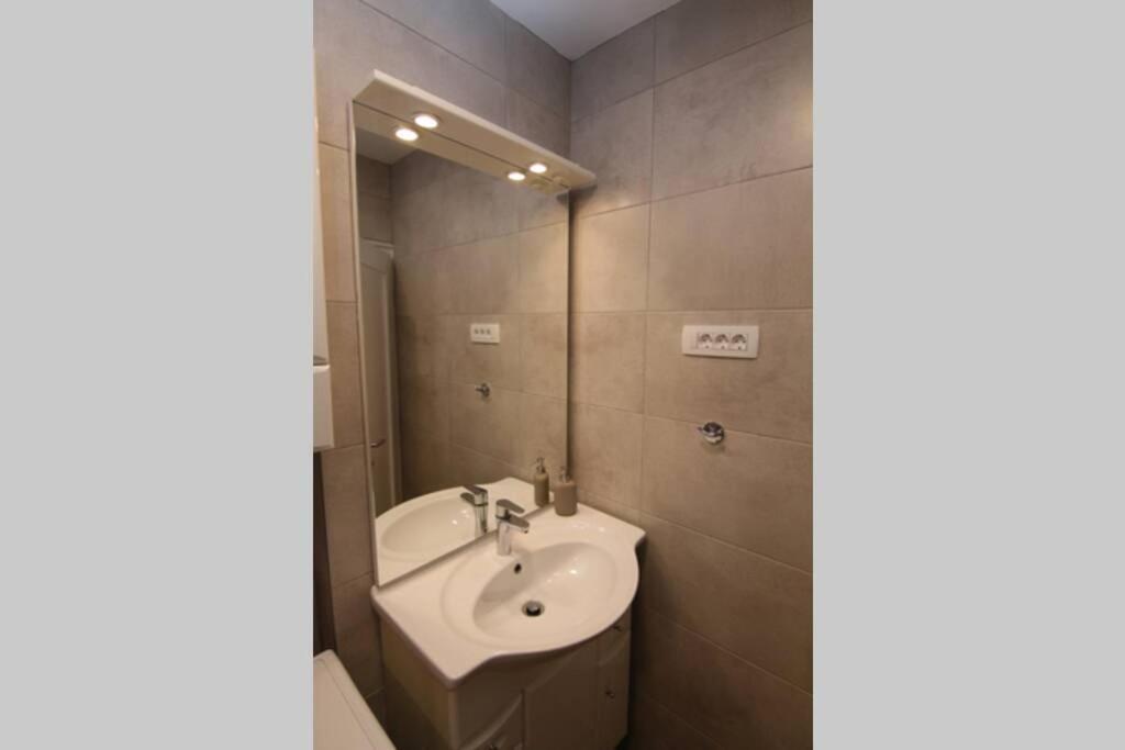 Fast Friend - Cozy Apartment In The Center With Private Garage Рийека Екстериор снимка